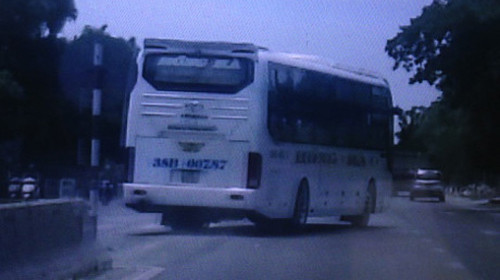 video xe khach hong ha ha tinh dua toc do chay nguoc chieu tren ql1a