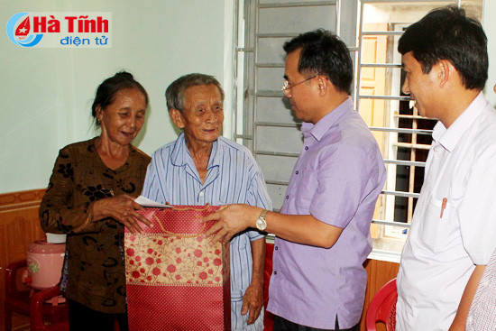 ho tro 320 trieu cho 16 gia dinh nguoi co cong ve sua chua nha o