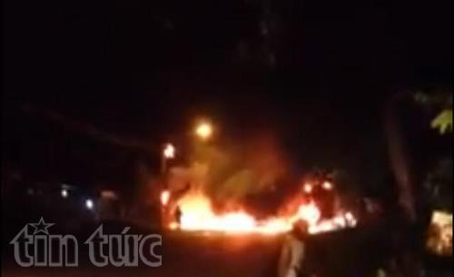 tai nan tham khoc 2 xe chay kinh hoang it nhat 2 nguoi chet