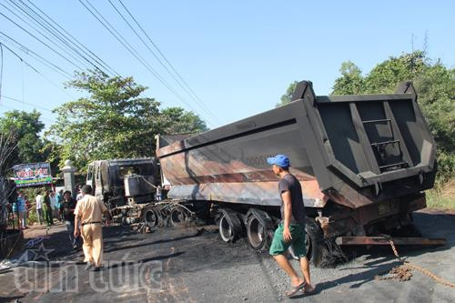 tai nan tham khoc 2 xe chay kinh hoang it nhat 2 nguoi chet