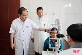 Bệnh viện Trung ương Huế khám, cấp phát thuốc miễn phí cho người dân ở Hà Tĩnh