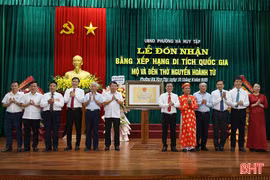 Đón bằng xếp hạng Di tích cấp quốc gia Mộ và Đền thờ Nguyễn Hoành Từ