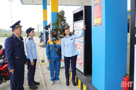 Lực lượng quản lý thị trường Hà Tĩnh đồng loạt kiểm tra các cửa hàng xăng dầu