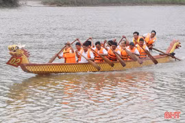 Sôi nổi đua thuyền trên sông Ngàn Phố