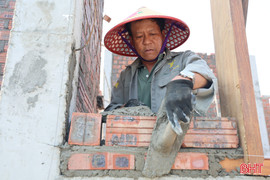 Người dân chật vật xây nhà giữa lúc giá vật liệu tăng