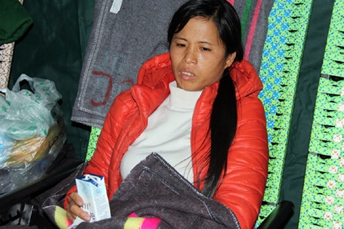 Chị Phan Thị Hoa vợ anh Trương Tuấn Việt (một trong 12 người đang mắc kẹt trong hầm). Ảnh: Phước Tuấn.