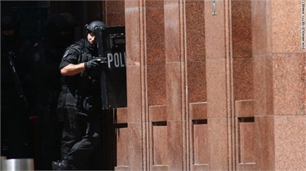 Lính bắn tỉa bao vây kẻ bắt cóc con tin ở Sydney ảnh 4