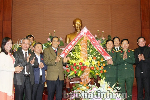 Lãnh đạo tỉnh chúc mừng Bộ CHQS Hà Tĩnh nhân ngày truyền thống QĐND Việt Nam ảnh 1