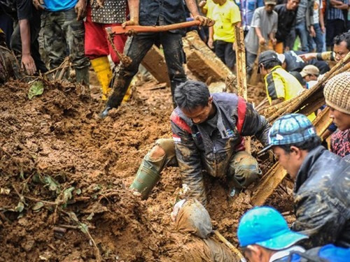 Lở đất kinh hoàng tại Indonesia, 32 người chết ảnh 1