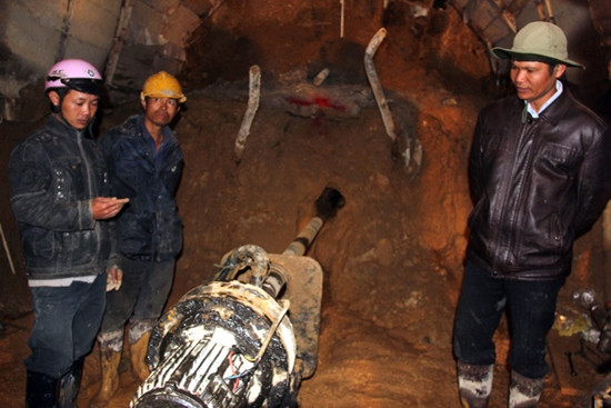 Lo ngại 12 nạn nhân kẹt trong hầm bị tụt canxi ảnh 3