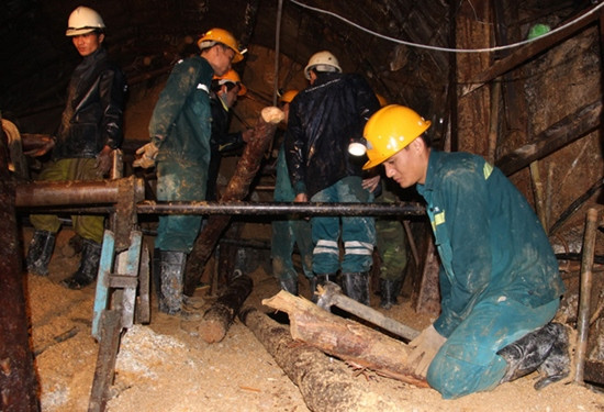 Lo ngại 12 nạn nhân kẹt trong hầm bị tụt canxi ảnh 1