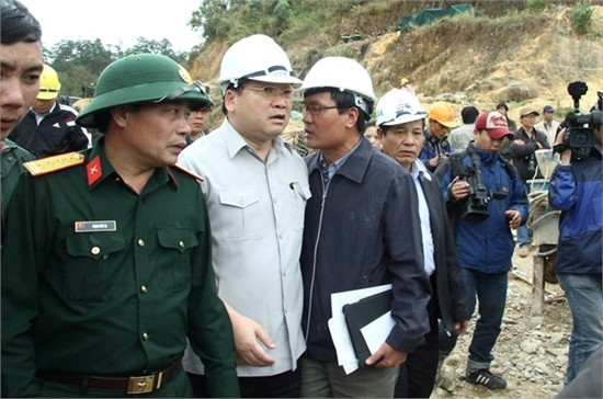 Bơm ôxy liên tục để 12 nạn nhân đủ không khí thở ảnh 1