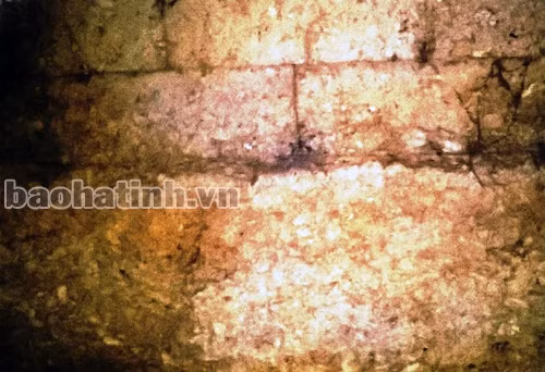 Tường hồi ngôi nhà được xây cất bằng vật liệu đất sét dập kiểu viên gạch hình chữ nhật.