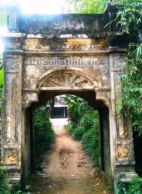 Cổng vào ngôi nhà cổ được kết cấu kiến trúc theo kiểu cổng làng Việt xưa.