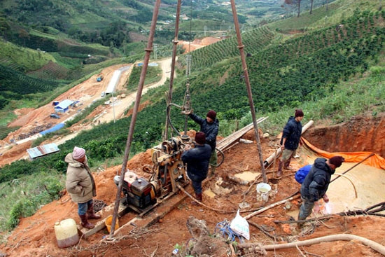 Bơm ôxy liên tục để 12 nạn nhân đủ không khí thở ảnh 5