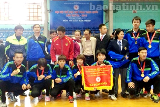 Các VĐV karatedo Hà Tĩnh giành giải ba toàn đoàn. Các VĐV karatedo Hà Tĩnh giành giải ba toàn đoàn.