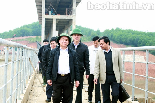 Phó Chủ tịch UBND tỉnh Lê Đình Sơn kiểm tra, đánh giá hạng mục đập dâng Lạc Tiến cơ bản hoàn thành kế hoạch, thể hiện được sự đầu tư cả về các thông số kỹ thuật và mỹ thuật...