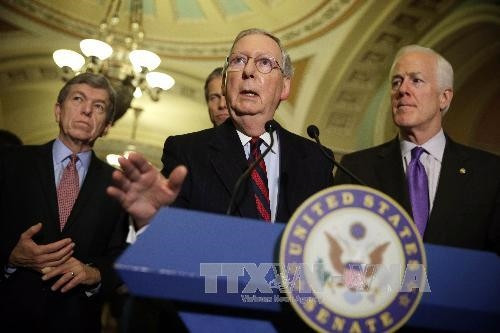 Lãnh đạo thiểu số tại Thượng viện Mỹ Mitch McConnell (giữa) trong cuộc họp báo về "Chương trình thẩm vấn tăng cường" của CIA ở Washington, DC. Ảnh: AFP/ TTXVN.