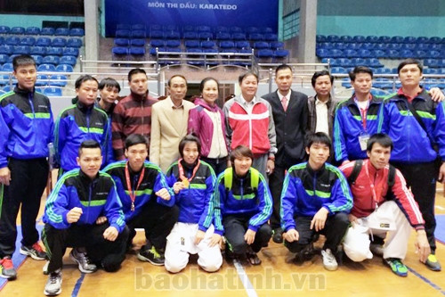 Mừng chiến thắng huy chương vàng đồng đội nam bộ môn karatedo