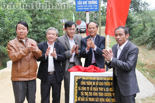 Bàn giao công trình cho 2 địa phương được Sở GTVT đỡ đầu xây dựng NTM ảnh 1