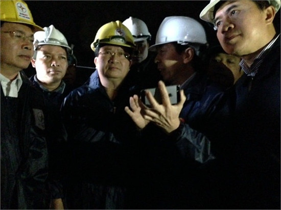 Nước trong hầm dâng 1m, lực lượng cứu hộ TP HCM lên đường chi viện ảnh 12