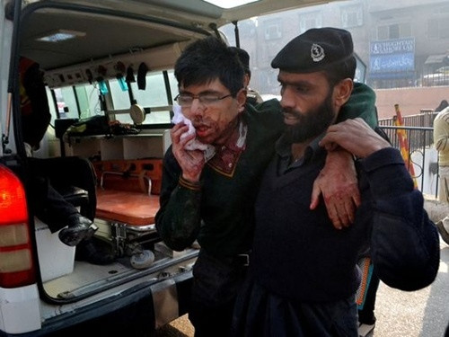 Taliban thảm sát 126 người ở trường học Pakistan ảnh 1