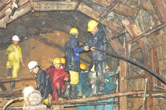 Đào đường hầm mới tiếp cận nơi nạn nhân mắc kẹt ảnh 14