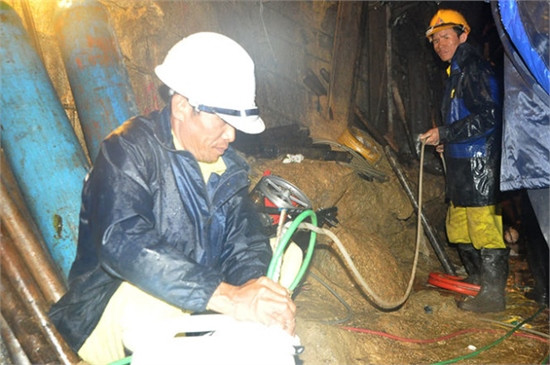 Đào đường hầm mới tiếp cận nơi nạn nhân mắc kẹt ảnh 13