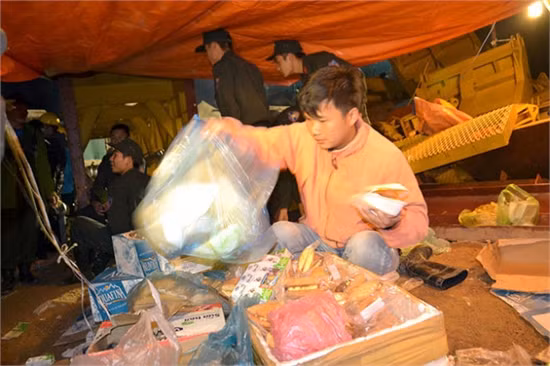 Đào đường hầm mới tiếp cận nơi nạn nhân mắc kẹt ảnh 11