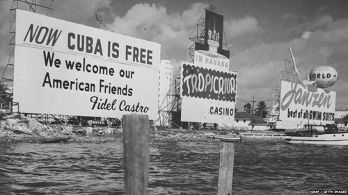 Sát cánh cùng nhà cánh mạng của Argentina, Ernesto "Che" Guevara, ông Castro phát động một cuộc chiến tranh du kích chống lại Batista. Tại căn cứ của phe nổi dậy ở khu vực miền núi, ông Guevara đang chơi bóng chày, môn thể thao rất phổ biến ở Cuba cũng như tại Mỹ. Phe nổi dậy của nhà lãnh đạo Fidel Castro giành chính quyền vào năm 1959, việc buộc ông Batista phải bỏ chạy. Cùng năm, lãnh tụ Cuba Fidel Castro gặp Phó Tổng thống Mỹ Richard Nixon trong một chuyến thăm không chính thức đến Washington. Tấm biển trên tại cảng Miami nhằm tái khẳng định với Mỹ về chính phủ mới ở Havana. Tuy nhiên, vào năm 1960, việc Cuba quốc hữu hóa các doanh nghiệp Mỹ tại nước này mà không có các khoản đền bù đã dẫn đến việc Mỹ cắt đứt các quan hệ ngoại giao với La Habana. Năm 1961, Mỹ hậu thuẫn một nỗ lực xâm lược sớm thất bại tại Vịnh Con Lợn. Trong ảnh, nhà lãnh đạo Fidel Castro nhảy xuống từ một chiếc xe tăng, dẫn dầu lực lượng của Cuba chống lực lượng xâm lăng. Sát cánh cùng nhà cánh mạng của Argentina, Ernesto "Che" Guevara, ông Castro phát động một cuộc chiến tranh du kích chống lại Batista. Tại căn cứ của phe nổi dậy ở khu vực miền núi, ông Guevara đang chơi bóng chày, môn thể thao rất phổ biến ở Cuba cũng như tại Mỹ. Phe nổi dậy của nhà lãnh đạo Fidel Castro giành chính quyền vào năm 1959, việc buộc ông Batista phải bỏ chạy. Cùng năm, lãnh tụ Cuba Fidel Castro gặp Phó Tổng thống Mỹ Richard Nixon trong một chuyến thăm không chính thức đến Washington. Tấm biển trên tại cảng Miami nhằm tái khẳng định với Mỹ về chính phủ mới ở Havana. Tuy nhiên, vào năm 1960, việc Cuba quốc hữu hóa các doanh nghiệp Mỹ tại nước này mà không có các khoản đền bù đã dẫn đến việc Mỹ cắt đứt các quan hệ ngoại giao với La Habana. Năm 1961, Mỹ hậu thuẫn một nỗ lực xâm lược sớm thất bại tại Vịnh Con Lợn. Trong ảnh, nhà lãnh đạo Fidel Castro nhảy xuống từ một chiếc xe tăng, dẫn dầu lực lượng của Cuba chống lực lượng xâm lăng.