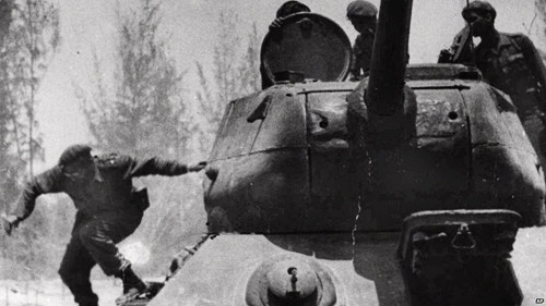 Sát cánh cùng nhà cánh mạng của Argentina, Ernesto "Che" Guevara, ông Castro phát động một cuộc chiến tranh du kích chống lại Batista. Tại căn cứ của phe nổi dậy ở khu vực miền núi, ông Guevara đang chơi bóng chày, môn thể thao rất phổ biến ở Cuba cũng như tại Mỹ. Phe nổi dậy của nhà lãnh đạo Fidel Castro giành chính quyền vào năm 1959, việc buộc ông Batista phải bỏ chạy. Cùng năm, lãnh tụ Cuba Fidel Castro gặp Phó Tổng thống Mỹ Richard Nixon trong một chuyến thăm không chính thức đến Washington. Tấm biển trên tại cảng Miami nhằm tái khẳng định với Mỹ về chính phủ mới ở Havana. Tuy nhiên, vào năm 1960, việc Cuba quốc hữu hóa các doanh nghiệp Mỹ tại nước này mà không có các khoản đền bù đã dẫn đến việc Mỹ cắt đứt các quan hệ ngoại giao với La Habana. Năm 1961, Mỹ hậu thuẫn một nỗ lực xâm lược sớm thất bại tại Vịnh Con Lợn. Trong ảnh, nhà lãnh đạo Fidel Castro nhảy xuống từ một chiếc xe tăng, dẫn dầu lực lượng của Cuba chống lực lượng xâm lăng. Sát cánh cùng nhà cánh mạng của Argentina, Ernesto "Che" Guevara, ông Castro phát động một cuộc chiến tranh du kích chống lại Batista. Tại căn cứ của phe nổi dậy ở khu vực miền núi, ông Guevara đang chơi bóng chày, môn thể thao rất phổ biến ở Cuba cũng như tại Mỹ. Phe nổi dậy của nhà lãnh đạo Fidel Castro giành chính quyền vào năm 1959, việc buộc ông Batista phải bỏ chạy. Cùng năm, lãnh tụ Cuba Fidel Castro gặp Phó Tổng thống Mỹ Richard Nixon trong một chuyến thăm không chính thức đến Washington. Tấm biển trên tại cảng Miami nhằm tái khẳng định với Mỹ về chính phủ mới ở Havana. Tuy nhiên, vào năm 1960, việc Cuba quốc hữu hóa các doanh nghiệp Mỹ tại nước này mà không có các khoản đền bù đã dẫn đến việc Mỹ cắt đứt các quan hệ ngoại giao với La Habana. Năm 1961, Mỹ hậu thuẫn một nỗ lực xâm lược sớm thất bại tại Vịnh Con Lợn. Trong ảnh, nhà lãnh đạo Fidel Castro nhảy xuống từ một chiếc xe tăng, dẫn dầu lực lượng của Cuba chống lực lượng xâm lăng.