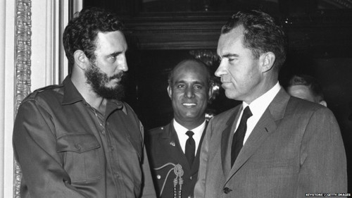 Sát cánh cùng nhà cánh mạng của Argentina, Ernesto "Che" Guevara, ông Castro phát động một cuộc chiến tranh du kích chống lại Batista. Tại căn cứ của phe nổi dậy ở khu vực miền núi, ông Guevara đang chơi bóng chày, môn thể thao rất phổ biến ở Cuba cũng như tại Mỹ. Phe nổi dậy của nhà lãnh đạo Fidel Castro giành chính quyền vào năm 1959, việc buộc ông Batista phải bỏ chạy. Cùng năm, lãnh tụ Cuba Fidel Castro gặp Phó Tổng thống Mỹ Richard Nixon trong một chuyến thăm không chính thức đến Washington. Tấm biển trên tại cảng Miami nhằm tái khẳng định với Mỹ về chính phủ mới ở Havana. Tuy nhiên, vào năm 1960, việc Cuba quốc hữu hóa các doanh nghiệp Mỹ tại nước này mà không có các khoản đền bù đã dẫn đến việc Mỹ cắt đứt các quan hệ ngoại giao với La Habana. Năm 1961, Mỹ hậu thuẫn một nỗ lực xâm lược sớm thất bại tại Vịnh Con Lợn. Trong ảnh, nhà lãnh đạo Fidel Castro nhảy xuống từ một chiếc xe tăng, dẫn dầu lực lượng của Cuba chống lực lượng xâm lăng. Sát cánh cùng nhà cánh mạng của Argentina, Ernesto "Che" Guevara, ông Castro phát động một cuộc chiến tranh du kích chống lại Batista. Tại căn cứ của phe nổi dậy ở khu vực miền núi, ông Guevara đang chơi bóng chày, môn thể thao rất phổ biến ở Cuba cũng như tại Mỹ. Phe nổi dậy của nhà lãnh đạo Fidel Castro giành chính quyền vào năm 1959, việc buộc ông Batista phải bỏ chạy. Cùng năm, lãnh tụ Cuba Fidel Castro gặp Phó Tổng thống Mỹ Richard Nixon trong một chuyến thăm không chính thức đến Washington. Tấm biển trên tại cảng Miami nhằm tái khẳng định với Mỹ về chính phủ mới ở Havana. Tuy nhiên, vào năm 1960, việc Cuba quốc hữu hóa các doanh nghiệp Mỹ tại nước này mà không có các khoản đền bù đã dẫn đến việc Mỹ cắt đứt các quan hệ ngoại giao với La Habana. Năm 1961, Mỹ hậu thuẫn một nỗ lực xâm lược sớm thất bại tại Vịnh Con Lợn. Trong ảnh, nhà lãnh đạo Fidel Castro nhảy xuống từ một chiếc xe tăng, dẫn dầu lực lượng của Cuba chống lực lượng xâm lăng.