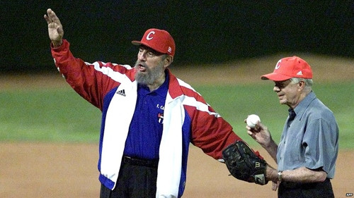 Năm 1999, những người Cuba sống lưu vong ở Mỹ tổ chức một chiến dịch ủng hộ Elian Gonzalez, một cậu bé tị nạn người Cuba được giải cứu ngoài bờ biển Florida, đấu tranh để cậu được ở lại Mỹ. Cậu bé trở thành một biểu tượng của những căng thẳng giữa Mỹ và Cuba. Cậu bé cuối cùng trở về Havana để đoàn tụ với bố. Quan hệ giữa hai nước tiếp tục xấu đi vào năm 2002, khi một quan chức Mỹ cáo buộc Cuba cố phát triển vũ khí sinh học. Tuy vậy cũng có những nỗ lực xây dựng lại các mối quan hệ giữa hai bên. Nguyên Tổng thống Mỹ Jimmy Carter (phải), xuất hiện cùng ông Castro, trong chuyến thăm một sân bóng chày ở Cuba năm 2002. Năm 2008, cả Mỹ và Cuba đều có nhà lãnh đạo mới. Ông Raul Castro tiếp tục sự nghiệp của anh trai là Fidel Castro ở Cuba, còn ông Barack Obama đắc cử Tổng thống Mỹ tiếp theo sau ông George W. Bush. Trong khi quan hệ ngoại giao tiếp tục diễn ra sau hậu trường, ông Raul Castro và Obama khiến nhiều người ngạc nhiên bởi cái bắt tay tại lễ tang cố lãnh đạo Nam Phi ông Nelson Mandela vào năm 2013. Việc trao đổi tù nhân vào năm 2014 diễn ra sau tuyên bố Cuba và Mỹ theo đuổi việc bình thường hóa quan hệ. Tại cảng Havana năm 2014, các mối liên hệ lịch sử của Cuba với Moskva và Washington được phản ánh qua hình ảnh một chiếc xe vintage Mỹ đi ngang qua một tàu chiến thời kì Liên Xô. Năm 1999, những người Cuba sống lưu vong ở Mỹ tổ chức một chiến dịch ủng hộ Elian Gonzalez, một cậu bé tị nạn người Cuba được giải cứu ngoài bờ biển Florida, đấu tranh để cậu được ở lại Mỹ. Cậu bé trở thành một biểu tượng của những căng thẳng giữa Mỹ và Cuba. Cậu bé cuối cùng trở về Havana để đoàn tụ với bố. Quan hệ giữa hai nước tiếp tục xấu đi vào năm 2002, khi một quan chức Mỹ cáo buộc Cuba cố phát triển vũ khí sinh học. Tuy vậy cũng có những nỗ lực xây dựng lại các mối quan hệ giữa hai bên. Nguyên Tổng thống Mỹ Jimmy Carter (phải), xuất hiện cùng ông Castro, trong chuyến thăm một sân bóng chày ở Cuba năm 2002. Năm 2008, cả Mỹ và Cuba đều có nhà lãnh đạo mới. Ông Raul Castro tiếp tục sự nghiệp của anh trai là Fidel Castro ở Cuba, còn ông Barack Obama đắc cử Tổng thống Mỹ tiếp theo sau ông George W. Bush. Trong khi quan hệ ngoại giao tiếp tục diễn ra sau hậu trường, ông Raul Castro và Obama khiến nhiều người ngạc nhiên bởi cái bắt tay tại lễ tang cố lãnh đạo Nam Phi ông Nelson Mandela vào năm 2013. Việc trao đổi tù nhân vào năm 2014 diễn ra sau tuyên bố Cuba và Mỹ theo đuổi việc bình thường hóa quan hệ. Tại cảng Havana năm 2014, các mối liên hệ lịch sử của Cuba với Moskva và Washington được phản ánh qua hình ảnh một chiếc xe vintage Mỹ đi ngang qua một tàu chiến thời kì Liên Xô.