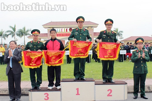 Ở môn bóng chuyền, giải nhất được trao cho đội LLVT huyện Hương Sơn, giải nhì đội tuyển LLVT thành phố Hà Tĩnh, đồng gia ba là hai đội LLVT huyện Hương Khê và LLVT huyện Thạch Hà.