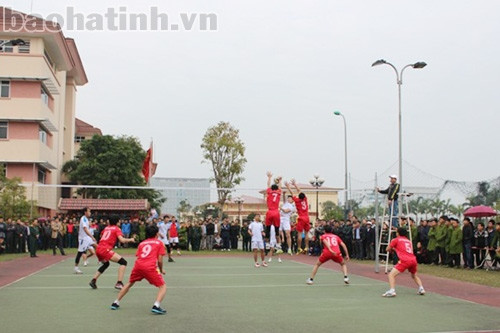 Trận chung kết bóng chuyền giữa đội LLVT thành phố Hà Tĩnh với đội LLVT huyện Hương Sơn