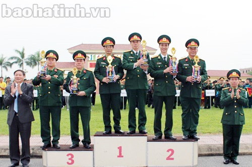 Kết thúc giải đấu, ở bộ môn quần vợt, Ban tổ chức đã trao giải nhất cho đôi Đại tá Nguyễn Đình Dương (Chính ủy Bộ CHQS tỉnh) với Thượng tá Nguyễn Doãn Hà (Phòng Tham mưu); giải nhì thuộc về đôi Trung úy Trần Văn Sơn (Văn phòng) với Trung úy Nguyễn Hữu Sơn (Phòng Chính trị); đồng giải ba thuộc đôi Đại tá Lê Ngọc Hương (Phó Chính ủy Bộ CHQS tỉnh) với Đại tá Lê Đình Hoằng (Chủ nhiệm Chính trị Bộ CHQS tỉnh) và đôi Đại tá Nguyễn Minh Nguyên (Phó Tham mưu trưởng Bộ CHQS tỉnh) với đồng chí Nguyễn Văn Sơn (Sở GTVT Hà Tĩnh).