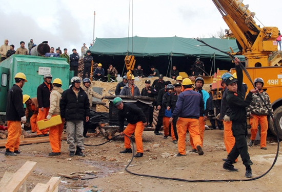 Nước trong hầm dâng 1m, lực lượng cứu hộ TP HCM lên đường chi viện ảnh 2