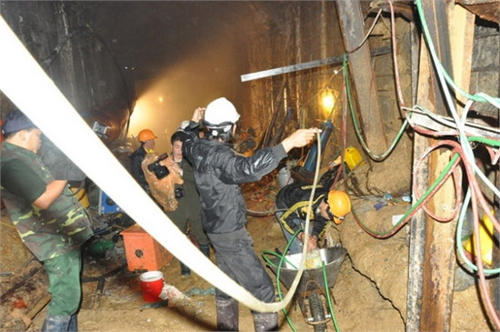 Bơm ôxy liên tục để 12 nạn nhân đủ không khí thở ảnh 2