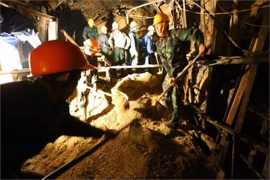 Đào hầm phụ dự kiến phát sinh 80 m3 đất đá được công nhân thực hiện bằng phương pháp thủ công. Ảnh: MAI VINH