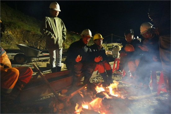 Đào đường hầm mới tiếp cận nơi nạn nhân mắc kẹt ảnh 1