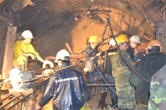 Đào đường hầm mới tiếp cận nơi nạn nhân mắc kẹt ảnh 7