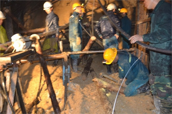 Đào đường hầm mới tiếp cận nơi nạn nhân mắc kẹt ảnh 8