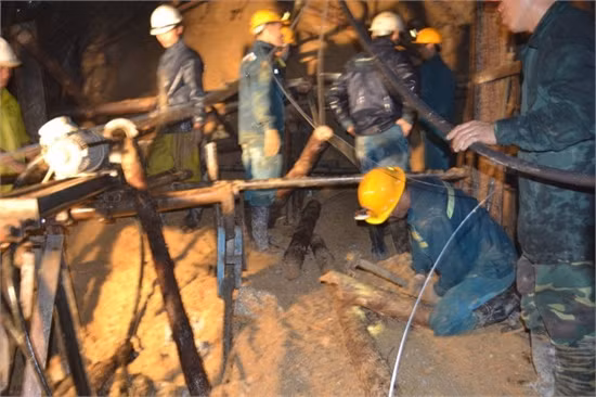 Đào đường hầm mới tiếp cận nơi nạn nhân mắc kẹt ảnh 8