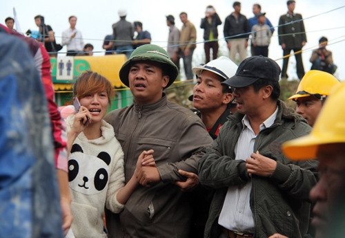 Giải thoát 12 nạn nhân sập hầm từ lỗ thủng bất ngờ ảnh 1