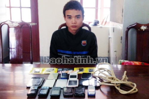 Dỡ ngói, đu dây thừng vào ốt trộm 17 điện thoại di động ảnh 1