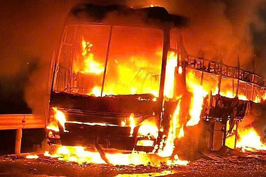 Xe khách chở 34 người cháy ngùn ngụt trên quốc lộ