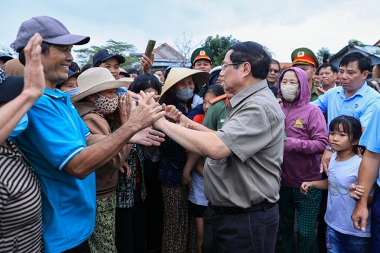 Thủ tướng thăm người dân rốn lũ Đăk Lăk