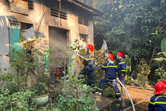 Ném bom xăng đốt nhà ông bà ngoại vì bị ngăn cản chơi game