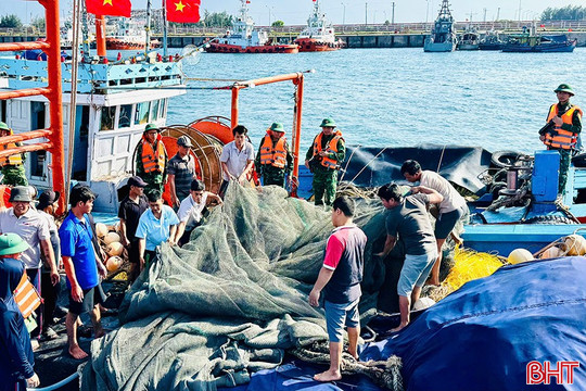 Hà Tĩnh bắt giữ 3 tàu cá đánh bắt hải sản sai quy định