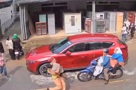 Cứu kịp thời cháu bé bị điện giật ở lễ hội té nước